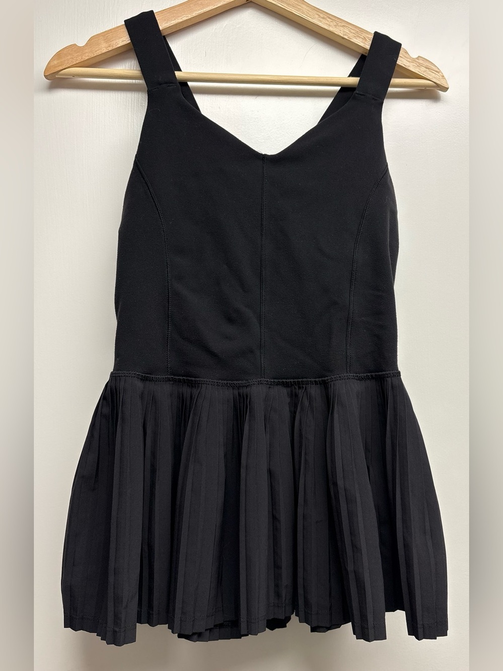 Lululemon Black Pleated Athletic Tank Top Size 8 Built-in Bra